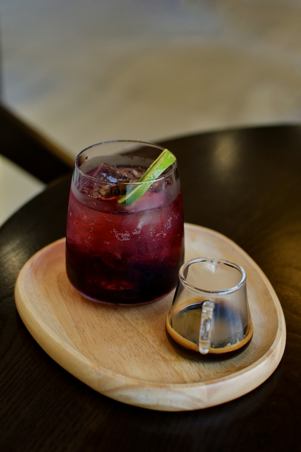 a drink sitting on top of a wooden tray