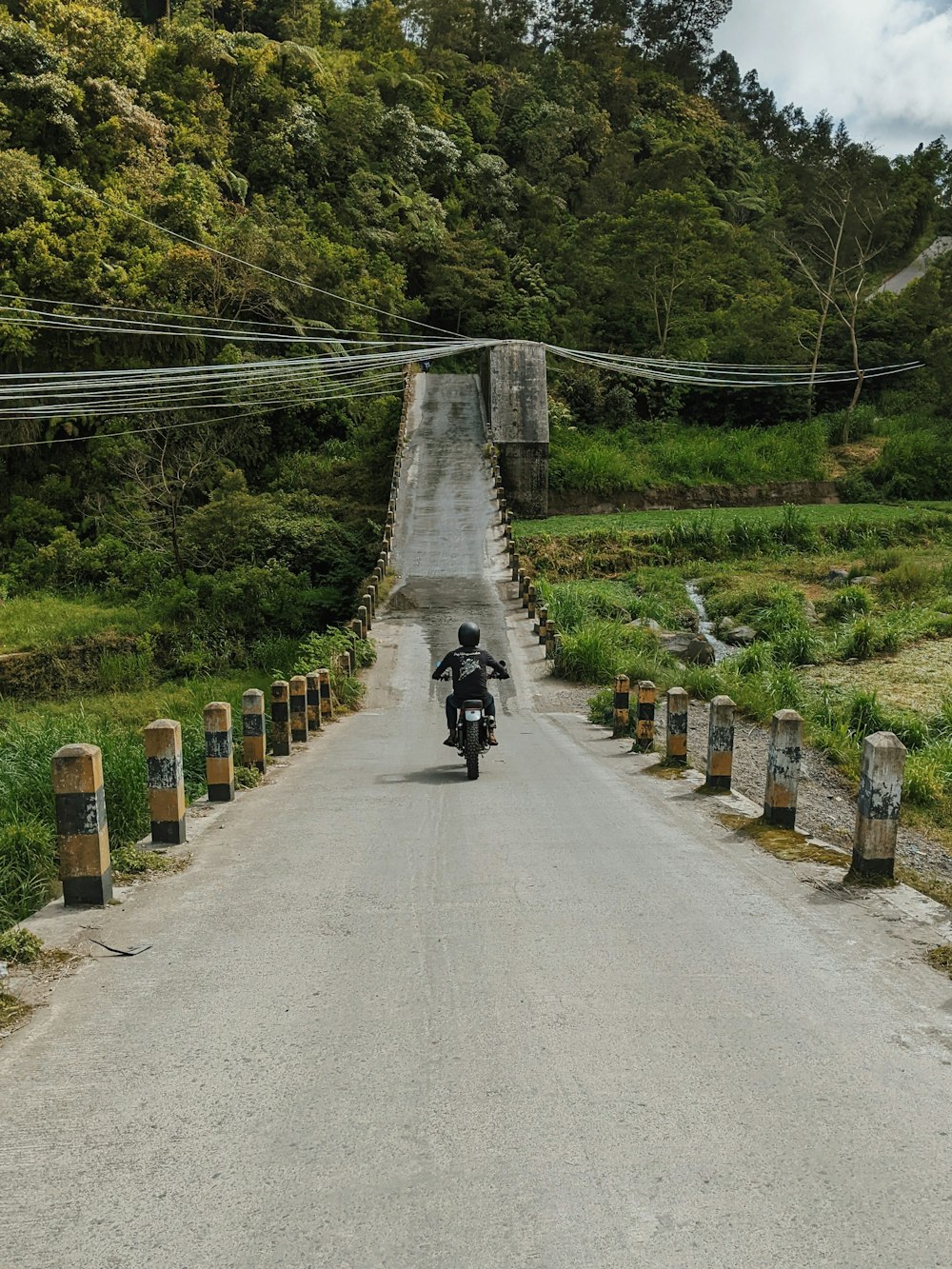 una persona che guida una motocicletta lungo una strada