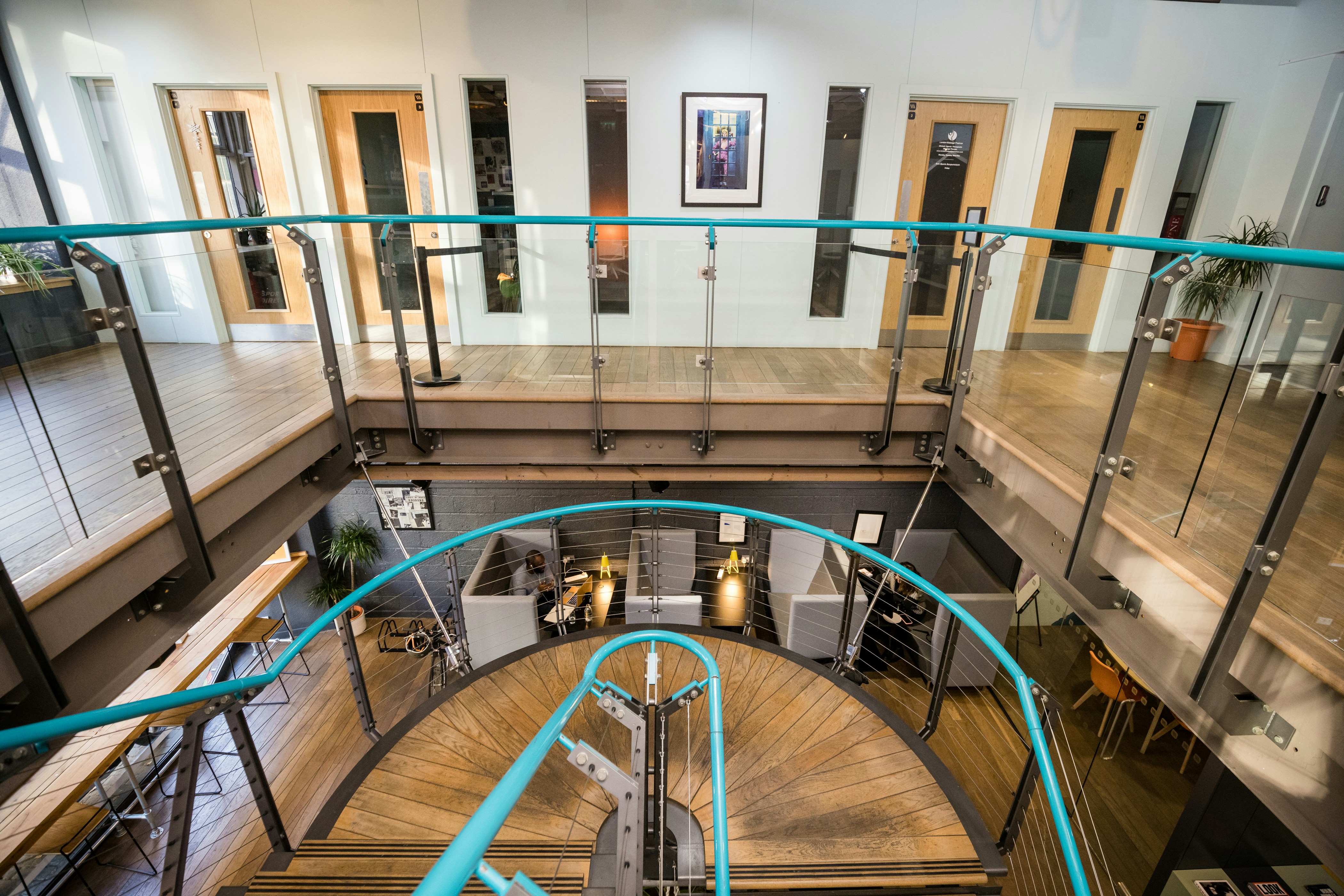 una escalera de caracol en un gran edificio con barandillas de vidrio
