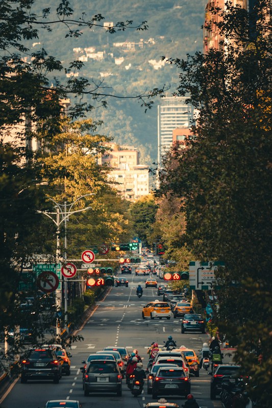 台北市區路口的禁止左轉、禁止迴轉標誌與倒數號誌，遠方是車流
