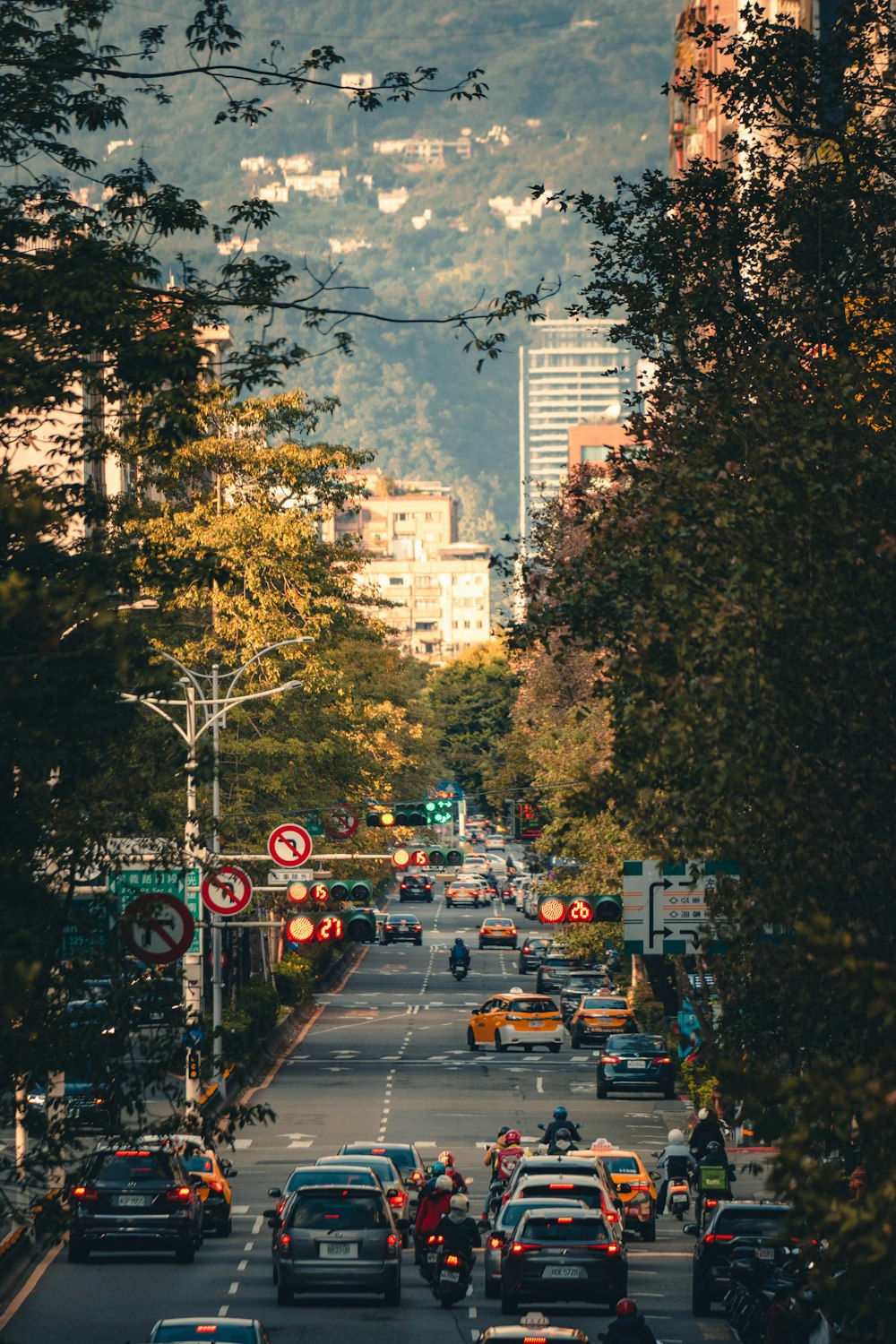 a city street filled with lots of traffic