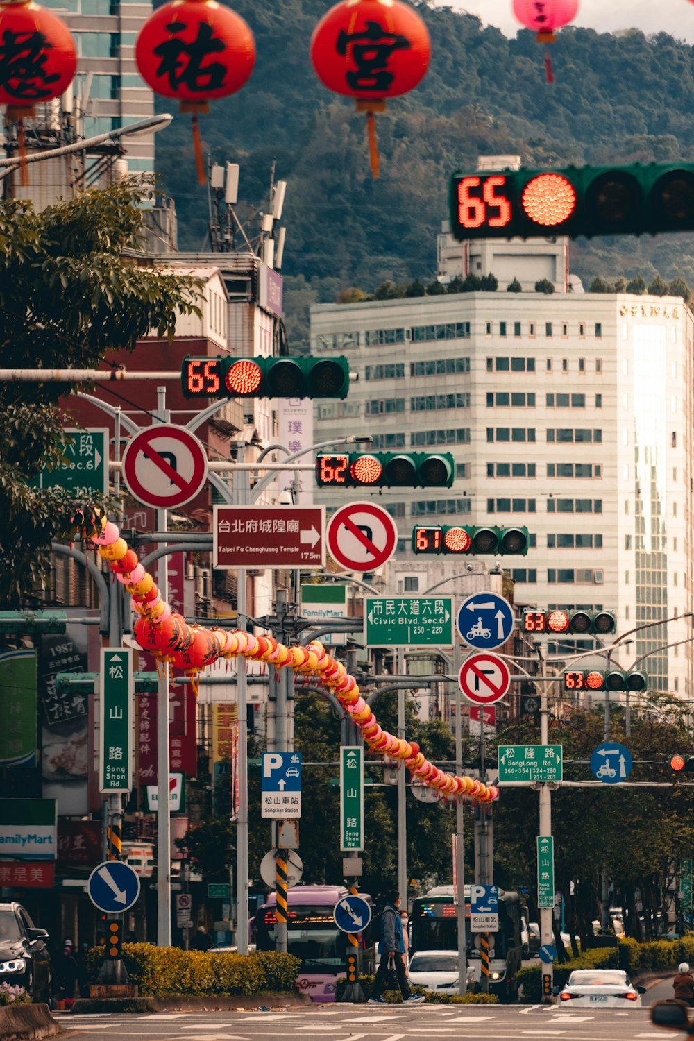 a street filled with lots of traffic next to tall buildings