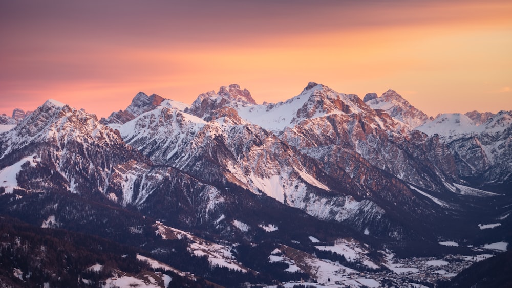 Une chaîne de montagnes avec des montagnes enneigées en arrière-plan