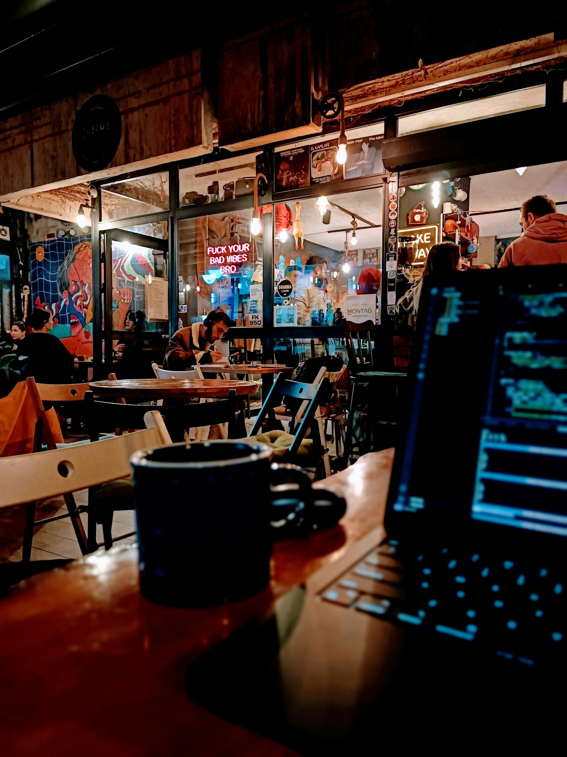 gray computer monitor