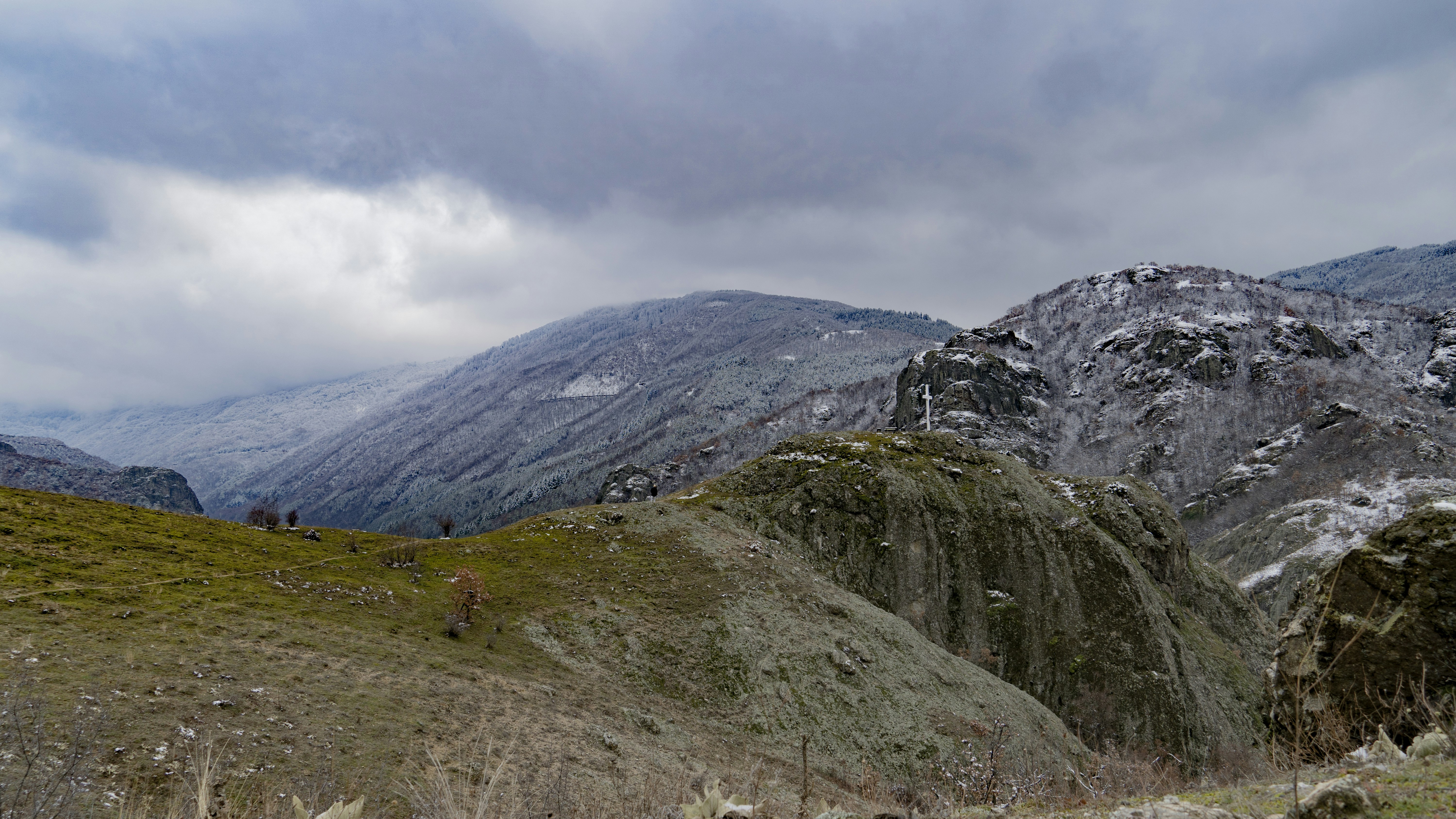 Una vista de una cadena montañosa con nieve en las montañas