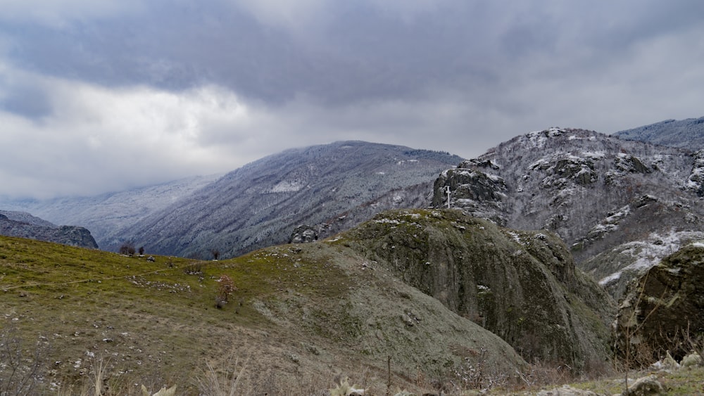 uma vista de uma cordilheira com neve nas montanhas
