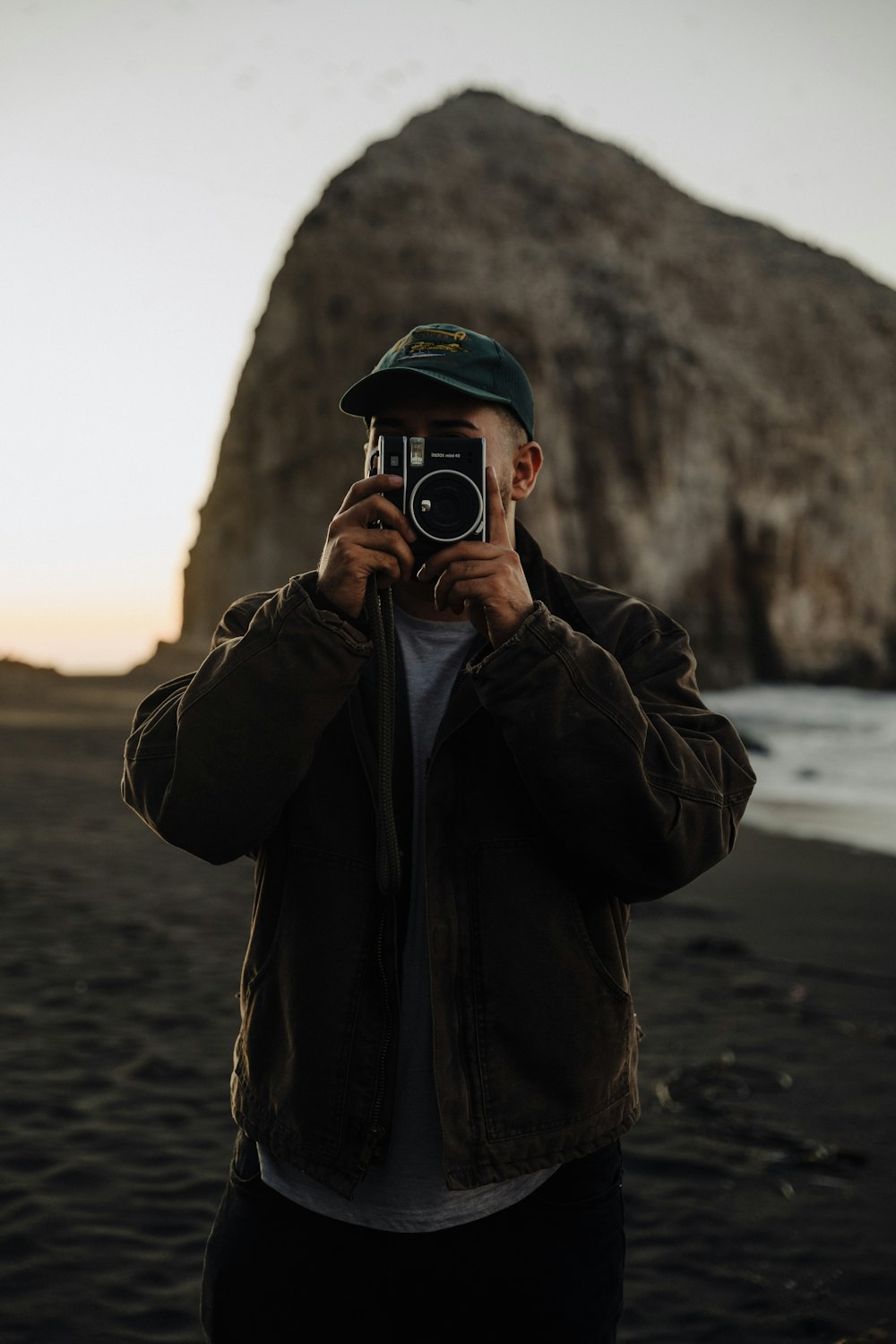 Un hombre tomándose una foto de sí mismo con una cámara
