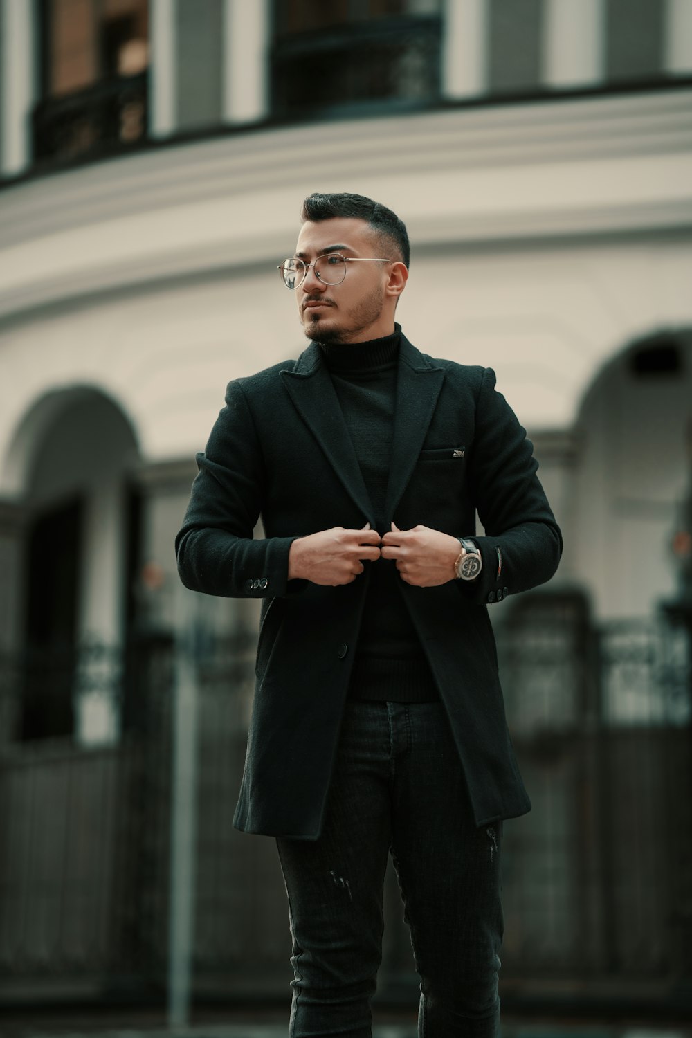 Un uomo con una giacca nera e pantaloni neri foto – Fotografia di strada  Immagine gratuita su Unsplash