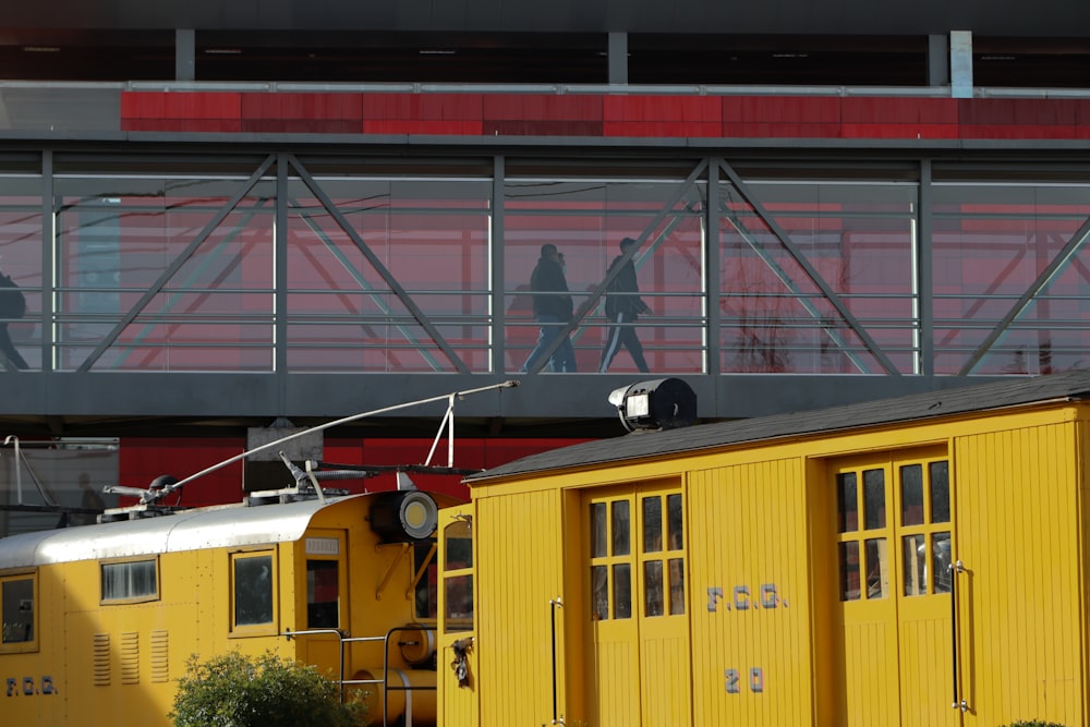 線路の上に座っている黄色い電車