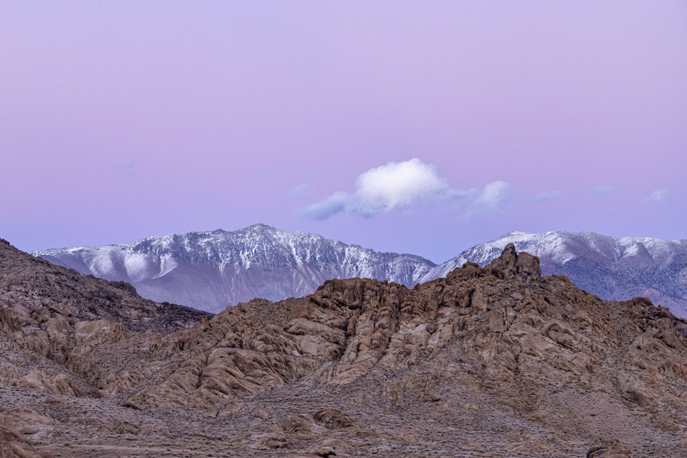 Una cadena montañosa con montañas cubiertas de nieve en la distancia