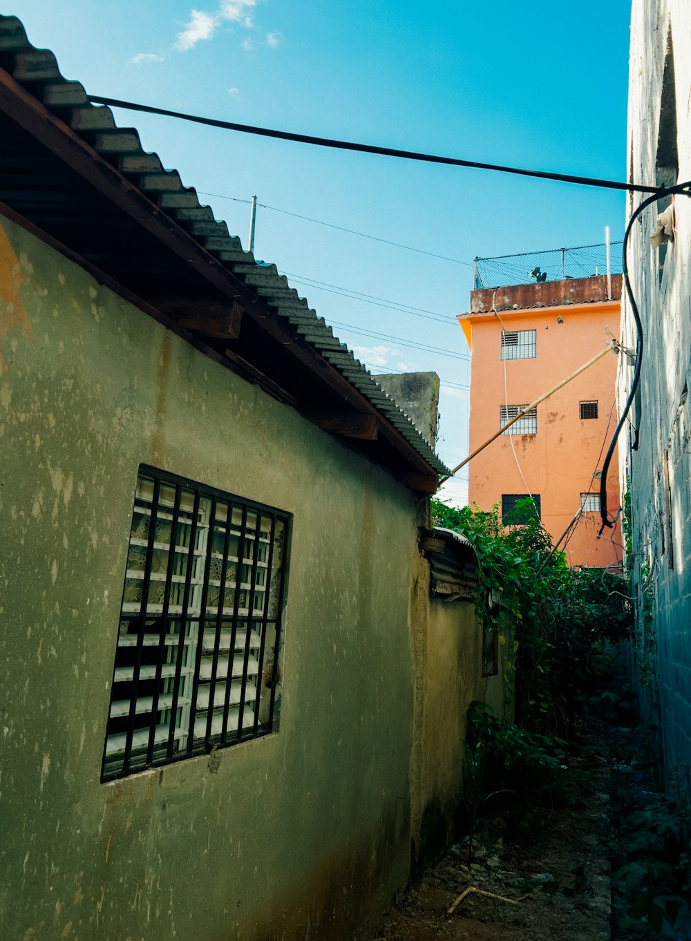 a narrow alley way with a building in the background