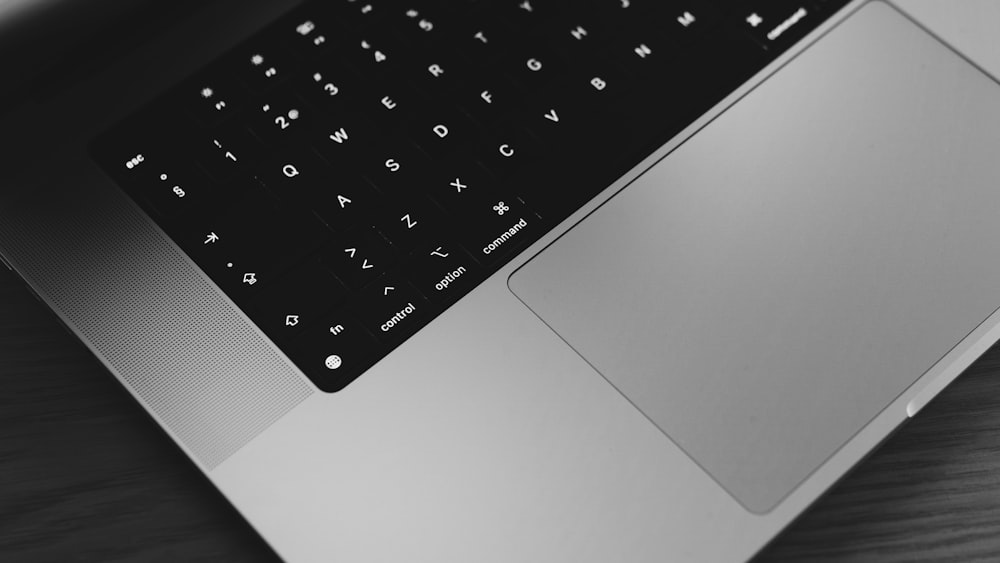 Una foto en blanco y negro del teclado de una computadora portátil