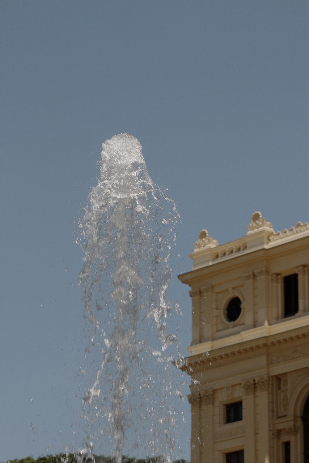 Una grande fontana d'acqua che fuoriesce dalla cima di un edificio