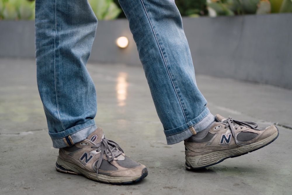 A pair of jeans and a pair of new balance shoes photo – Free Shoe Image on  Unsplash
