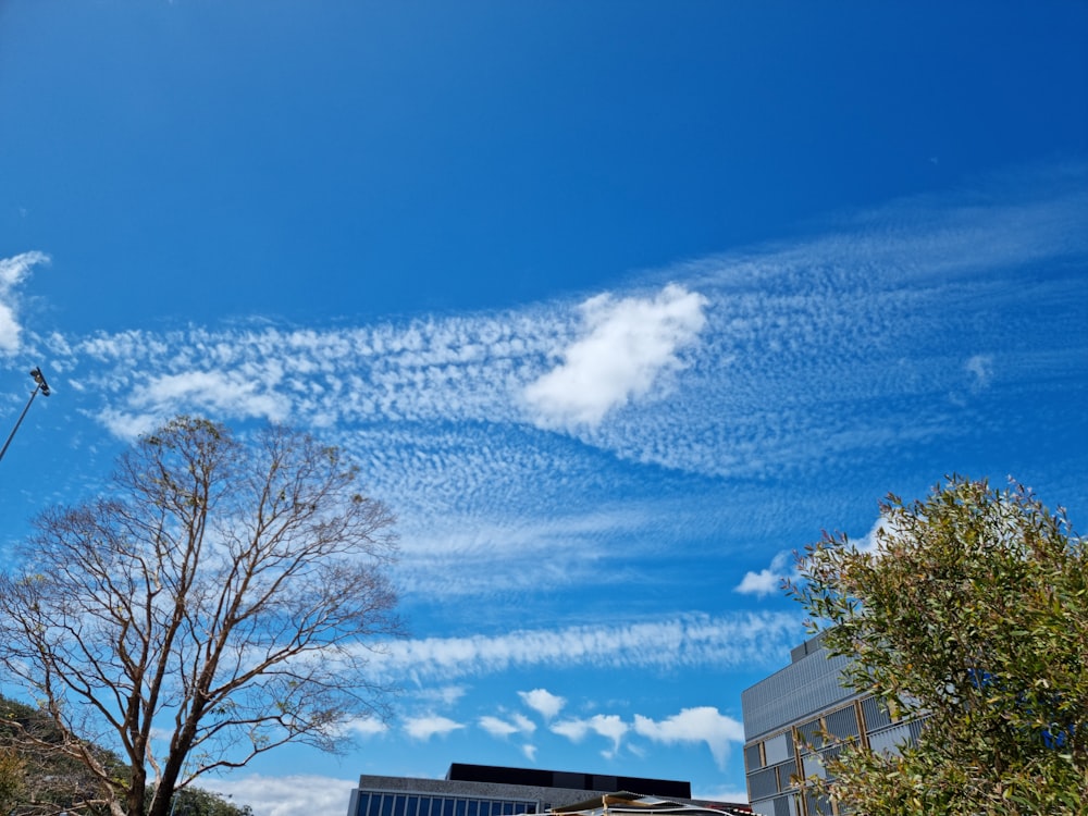 ein blauer Himmel mit einigen Wolken darin