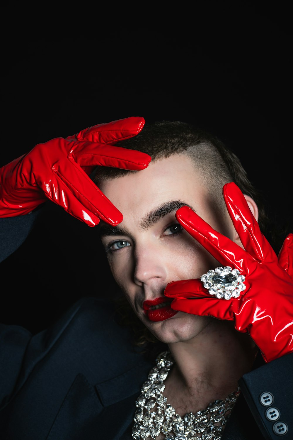 Foto Un hombre con guantes rojos cubriéndose la cara – Imagen Hamburgo  gratis en Unsplash