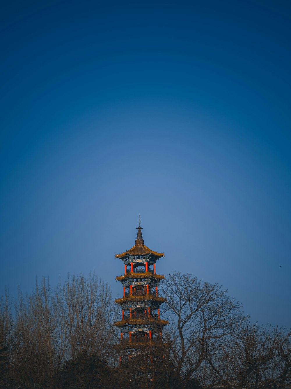 Una torre alta con un cielo en el fondo