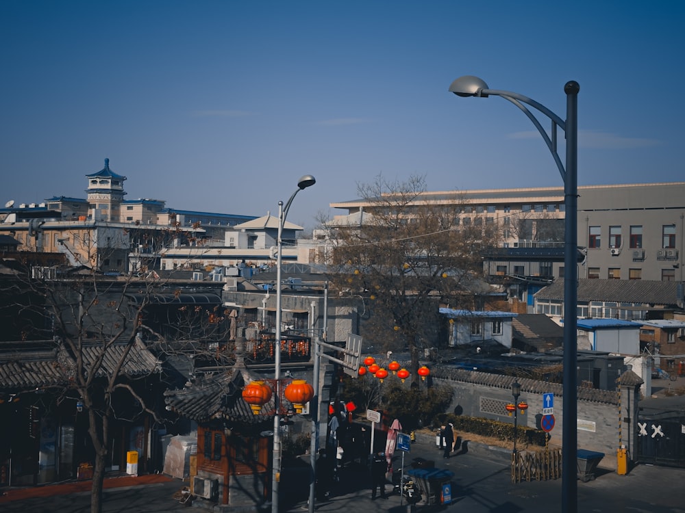 Blick auf eine Stadtstraße mit Gebäuden im Hintergrund