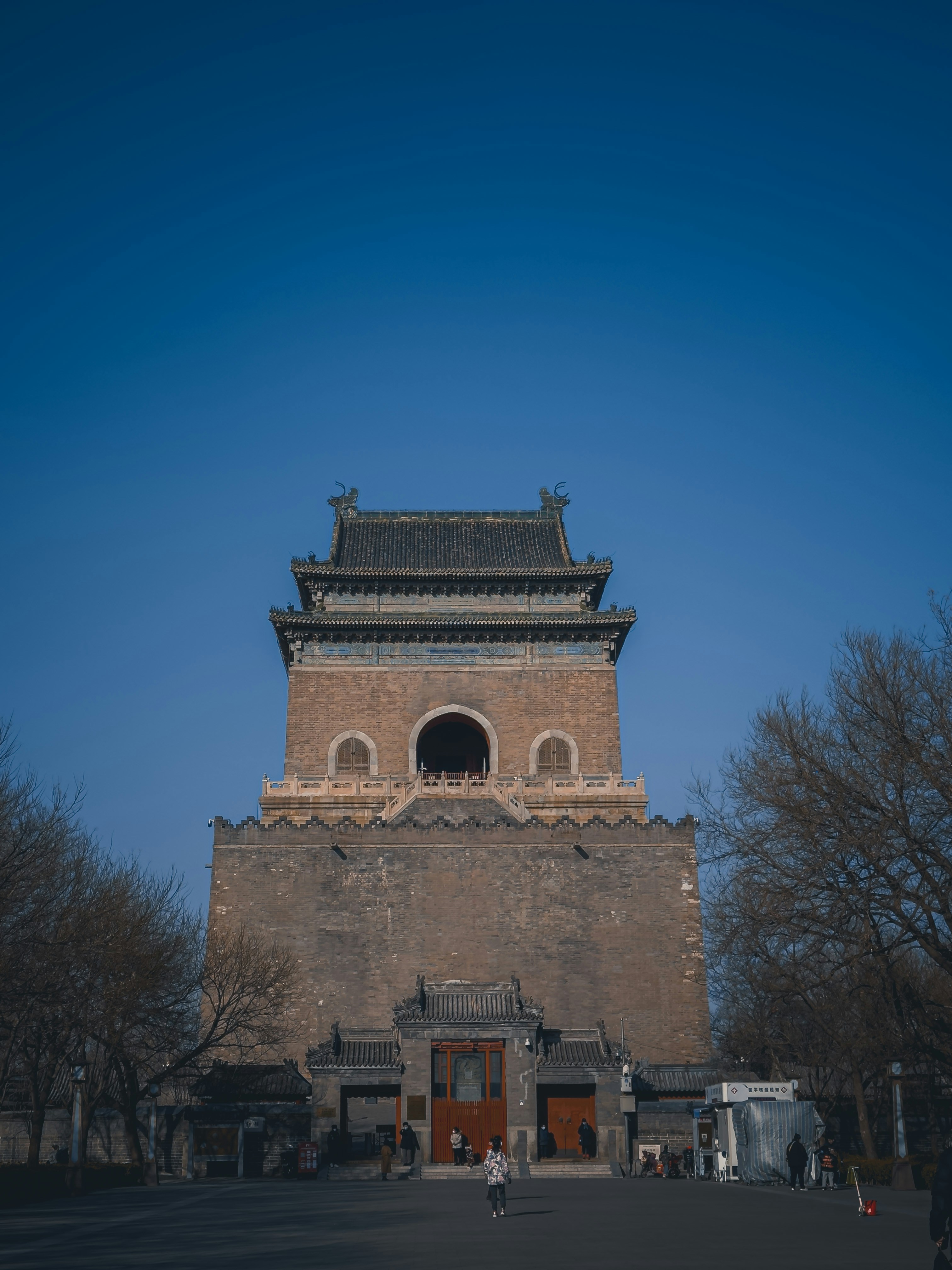 ein hohes Gebäude mit einem Uhrturm darauf