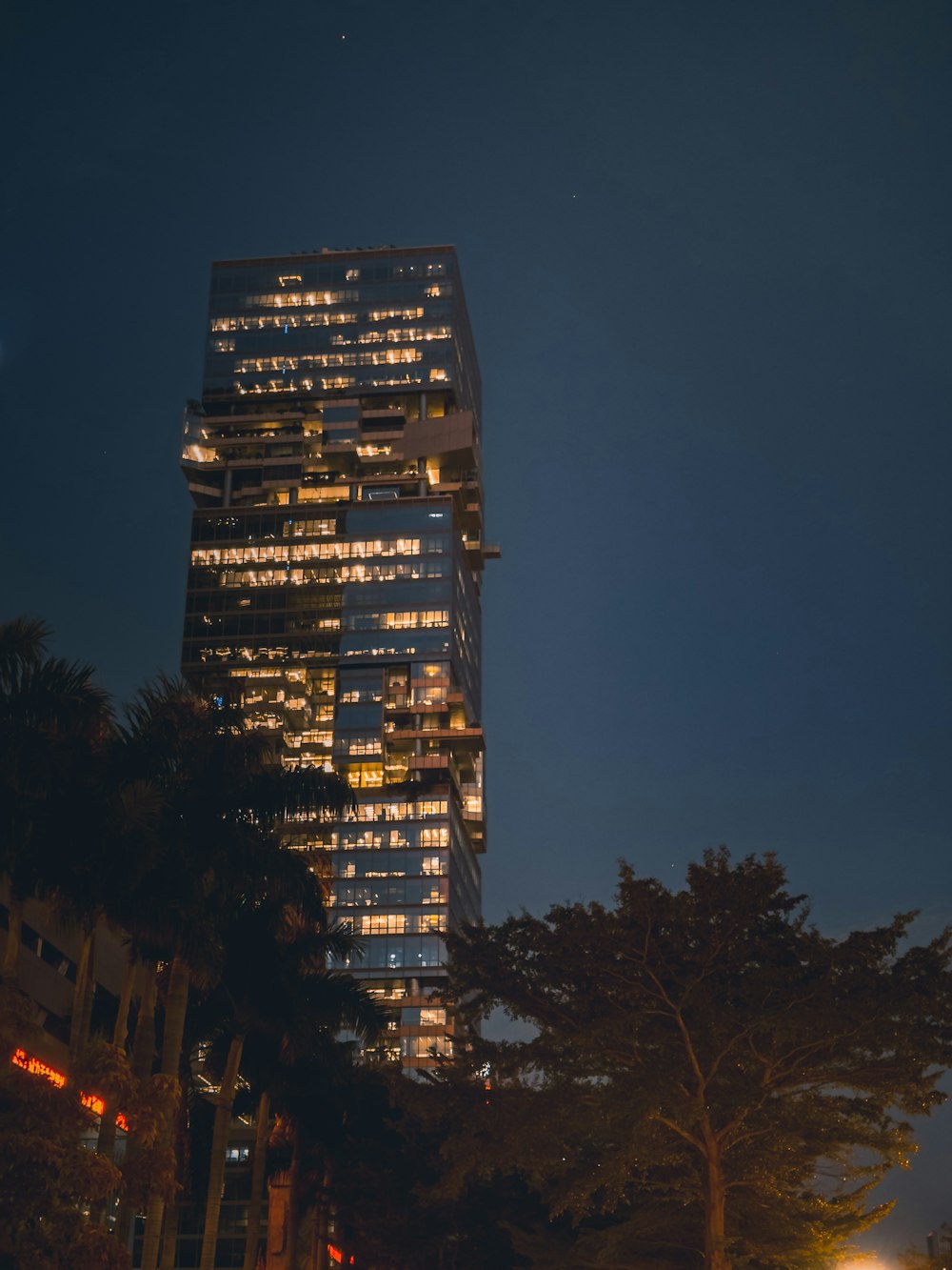 Ein sehr hohes Gebäude, das nachts beleuchtet wird