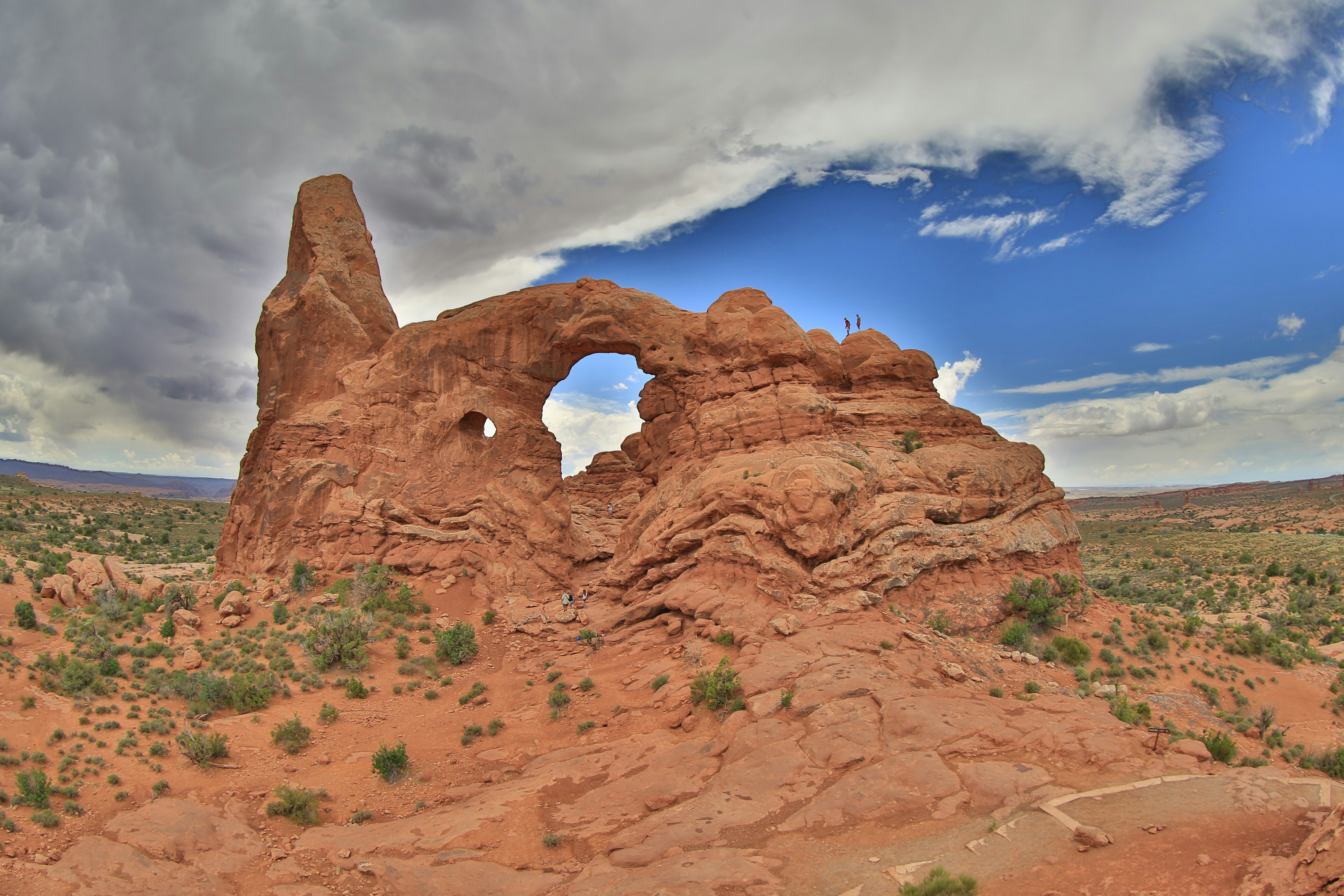 Una gran formación rocosa en medio de un desierto