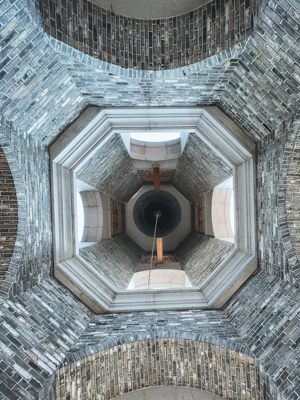 Una vista del interior de un edificio desde el suelo