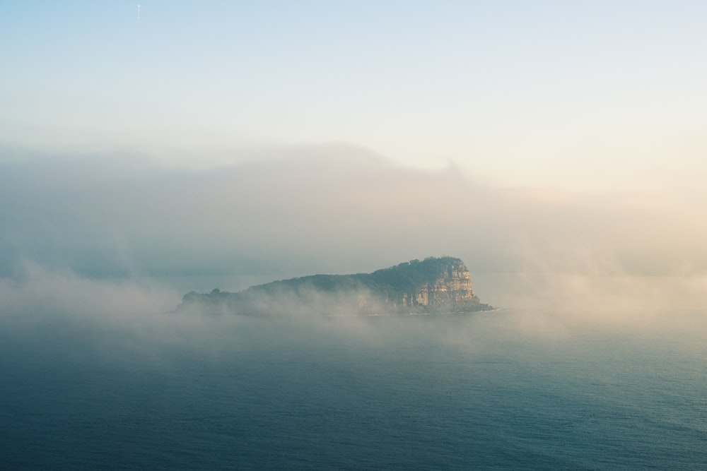 Una piccola isola in mezzo a uno specchio d'acqua