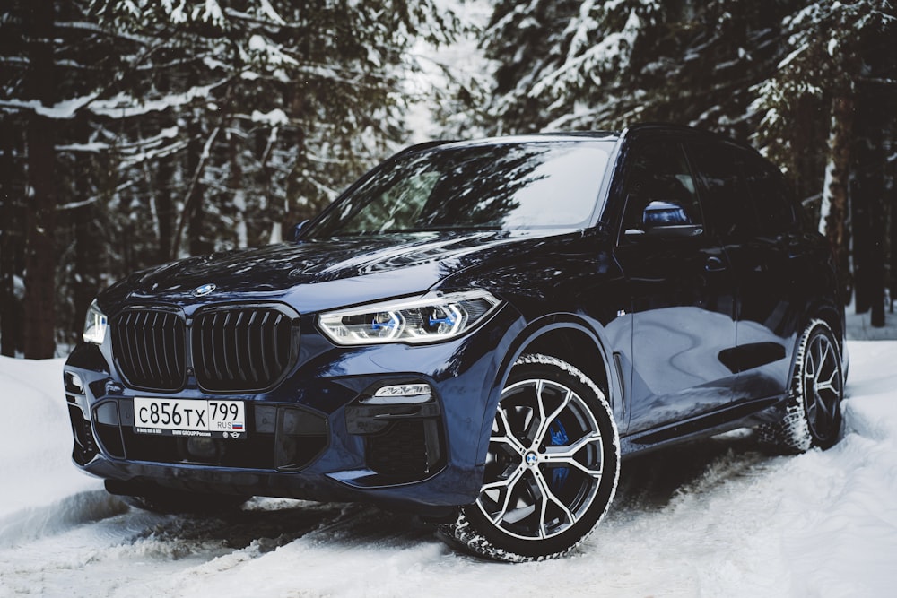 Un BMW SUV azul aparcado en la nieve