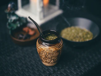 A woven canasta matera filled with various mate accessories including cepillos de limpieza.
