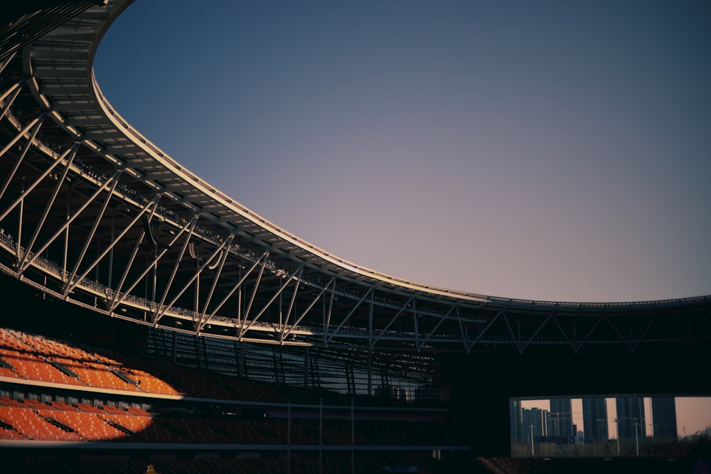 Un estadio vacío con un cielo de fondo