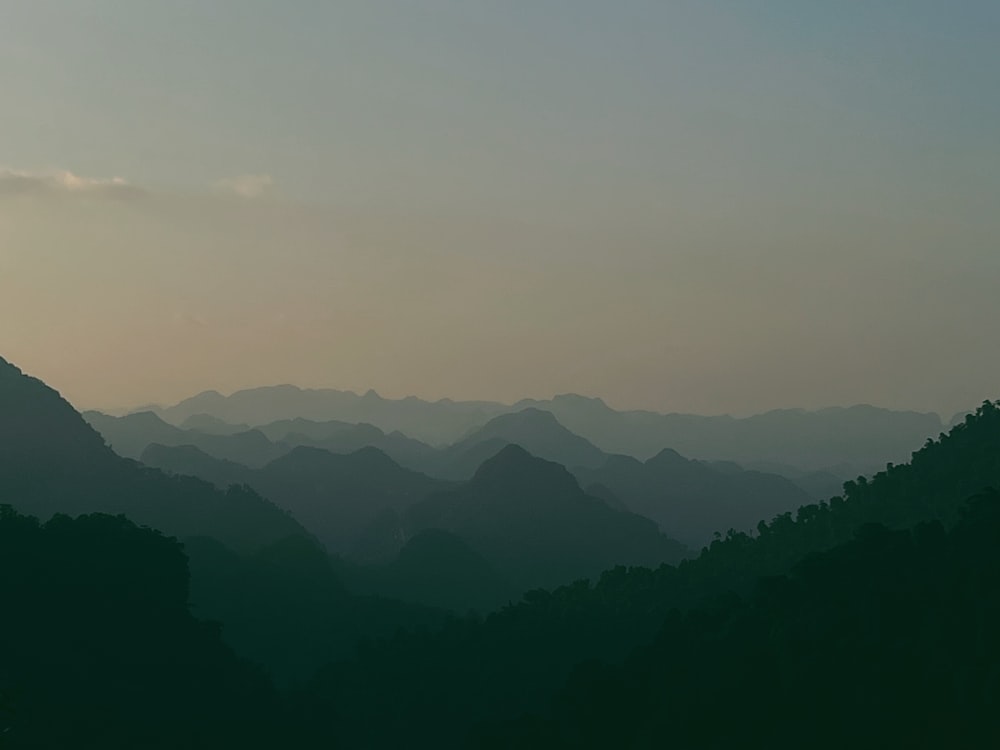 una vista di una catena montuosa al tramonto