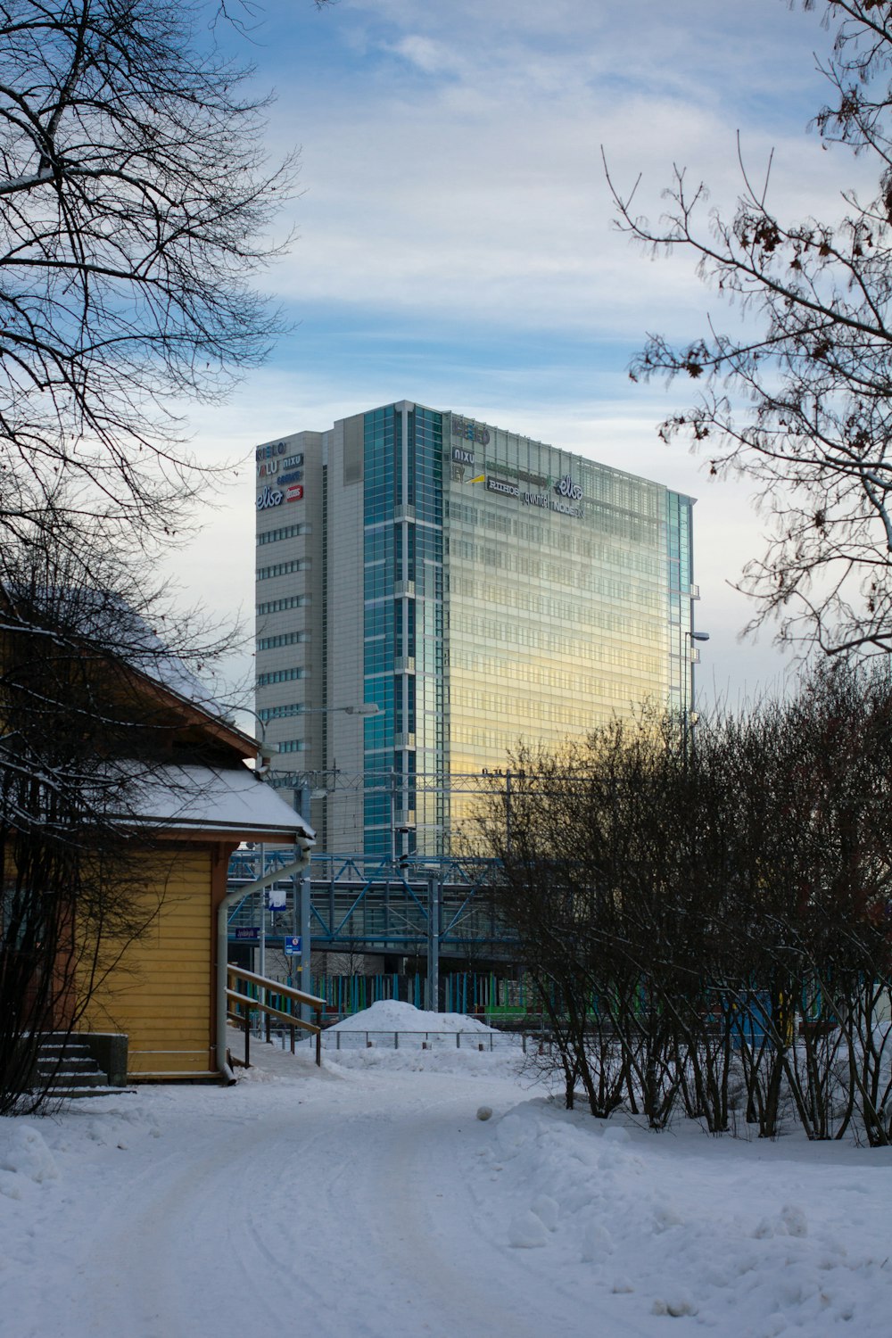 um edifício muito alto no meio de uma área nevada