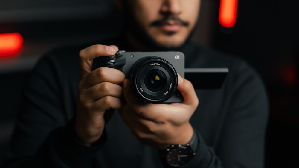 um homem tirando uma foto com uma câmera