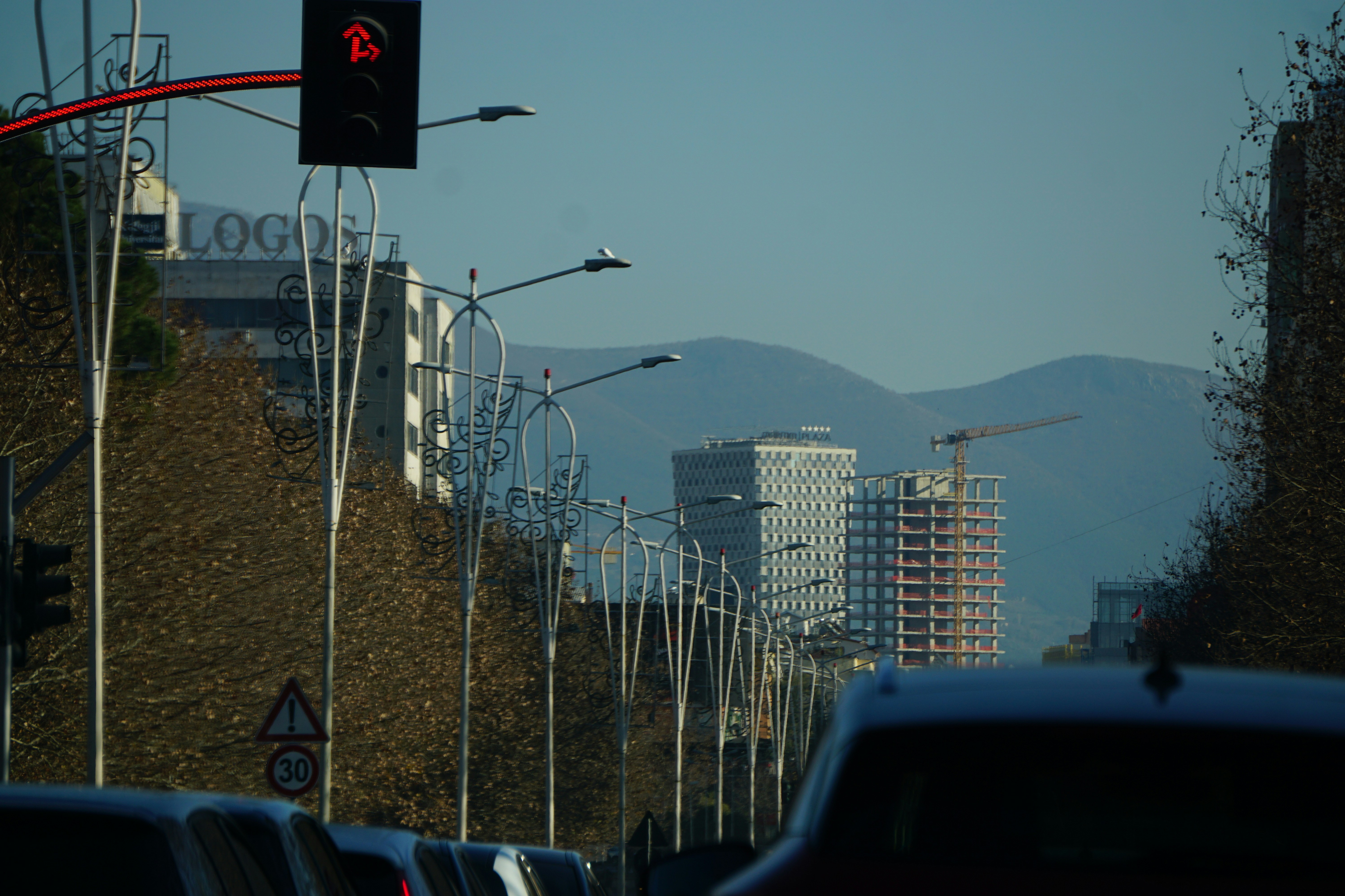 Paesaggio urbano di Tirana con strade trafficate