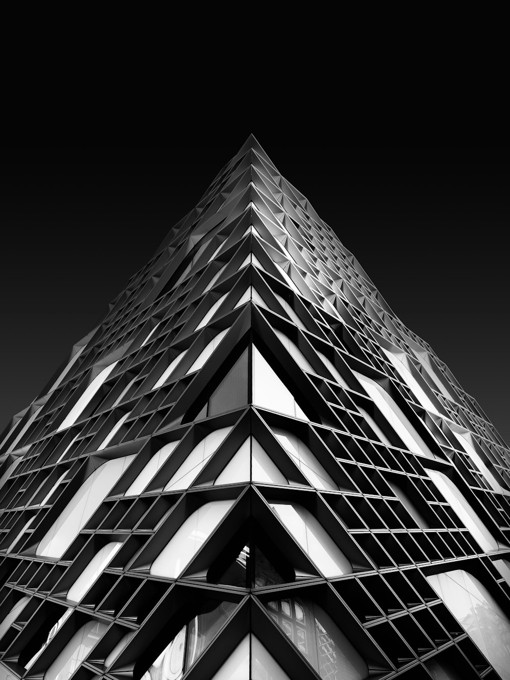 uma foto em preto e branco de um edifício muito alto