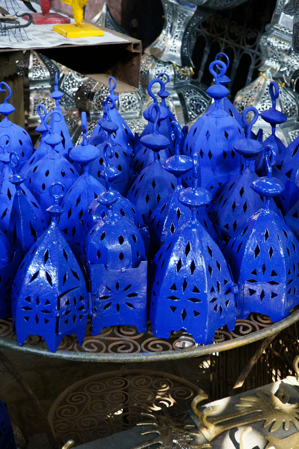 um monte de vasos azuis que estão em uma mesa