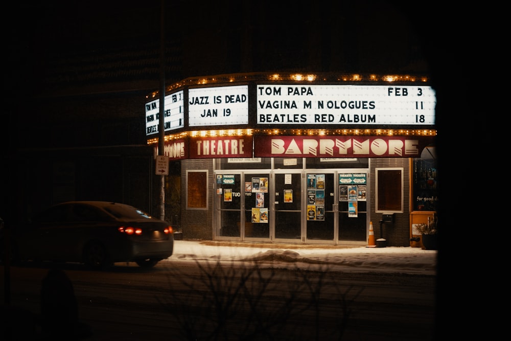 Ein Theaterzelt, das nachts im Schnee beleuchtet wird