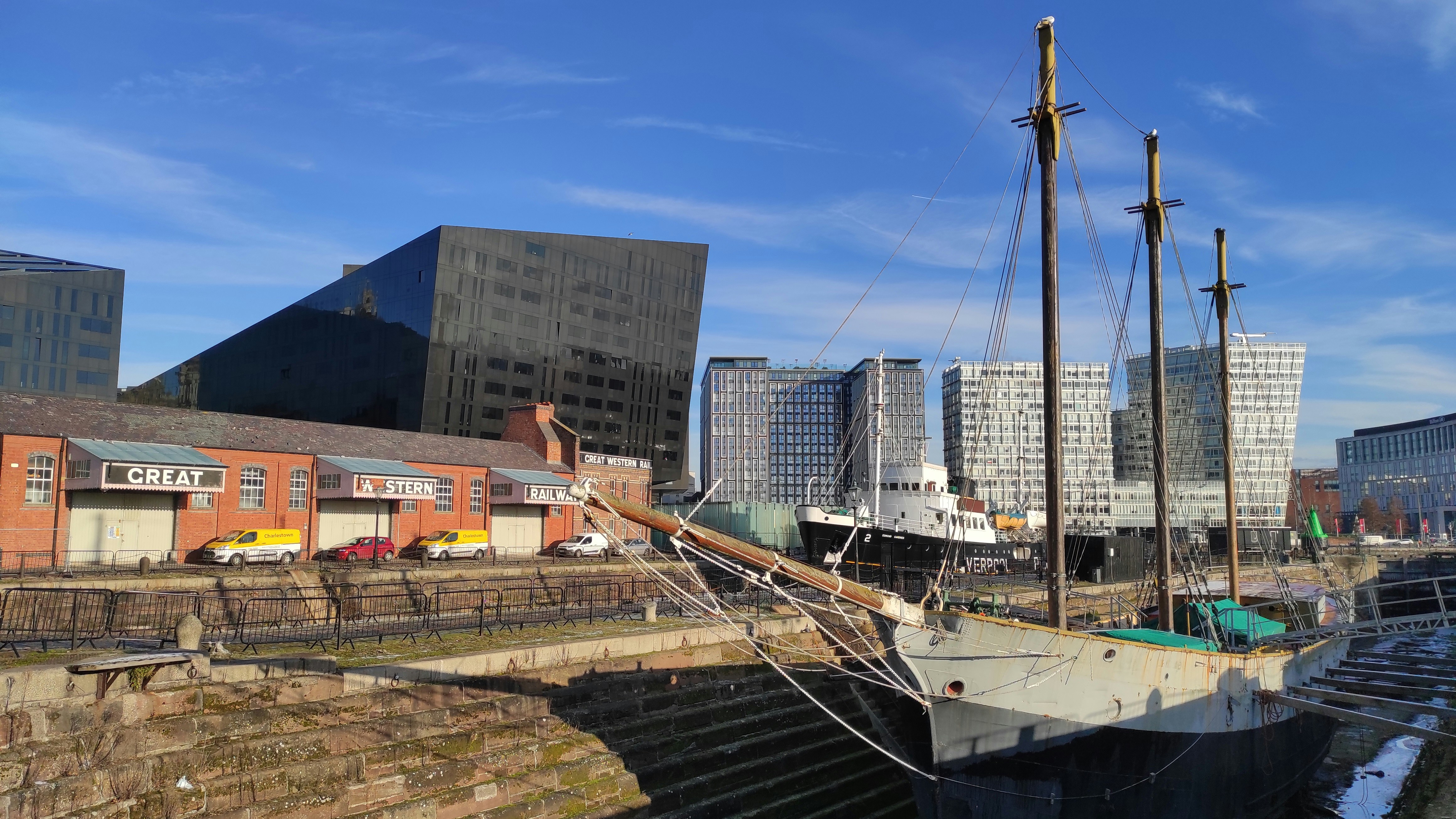 Ein Boot ist an einem Dock in einer Stadt angedockt