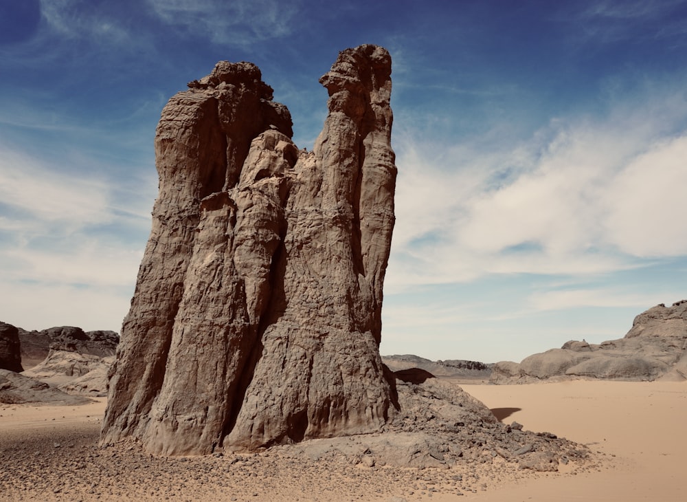 Eine große Felsformation mitten in einer Wüste