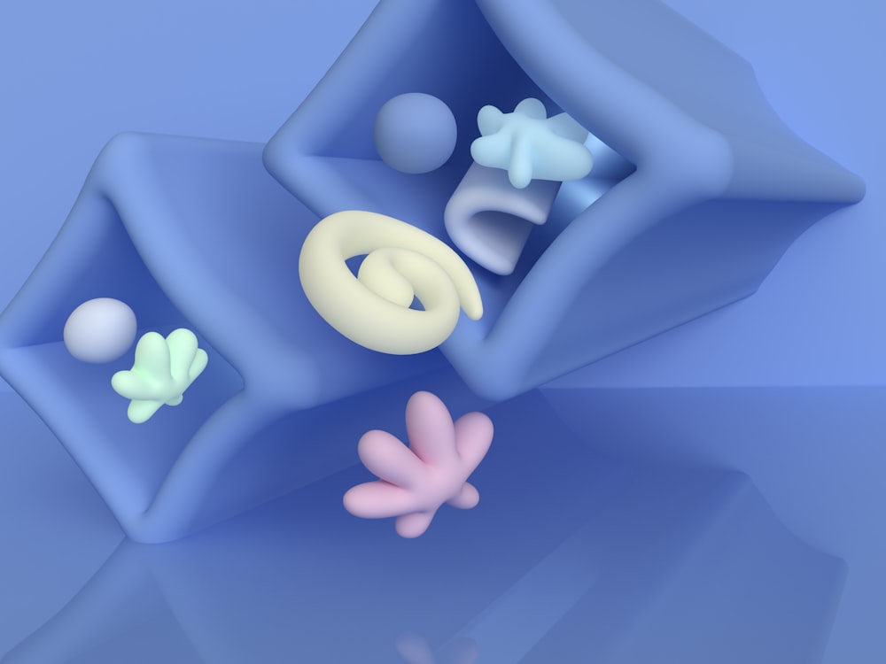 un cuscino blu con un mucchio di oggetti diversi su di esso