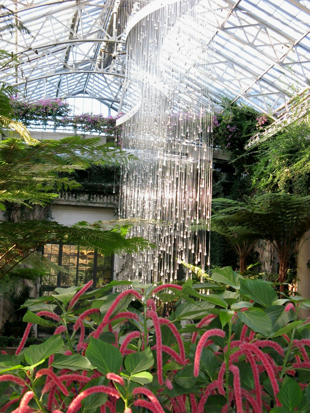 une très grande cascade d’eau suspendue à un plafond