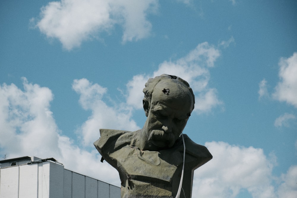 Une statue d’un homme avec des écouteurs dans les oreilles