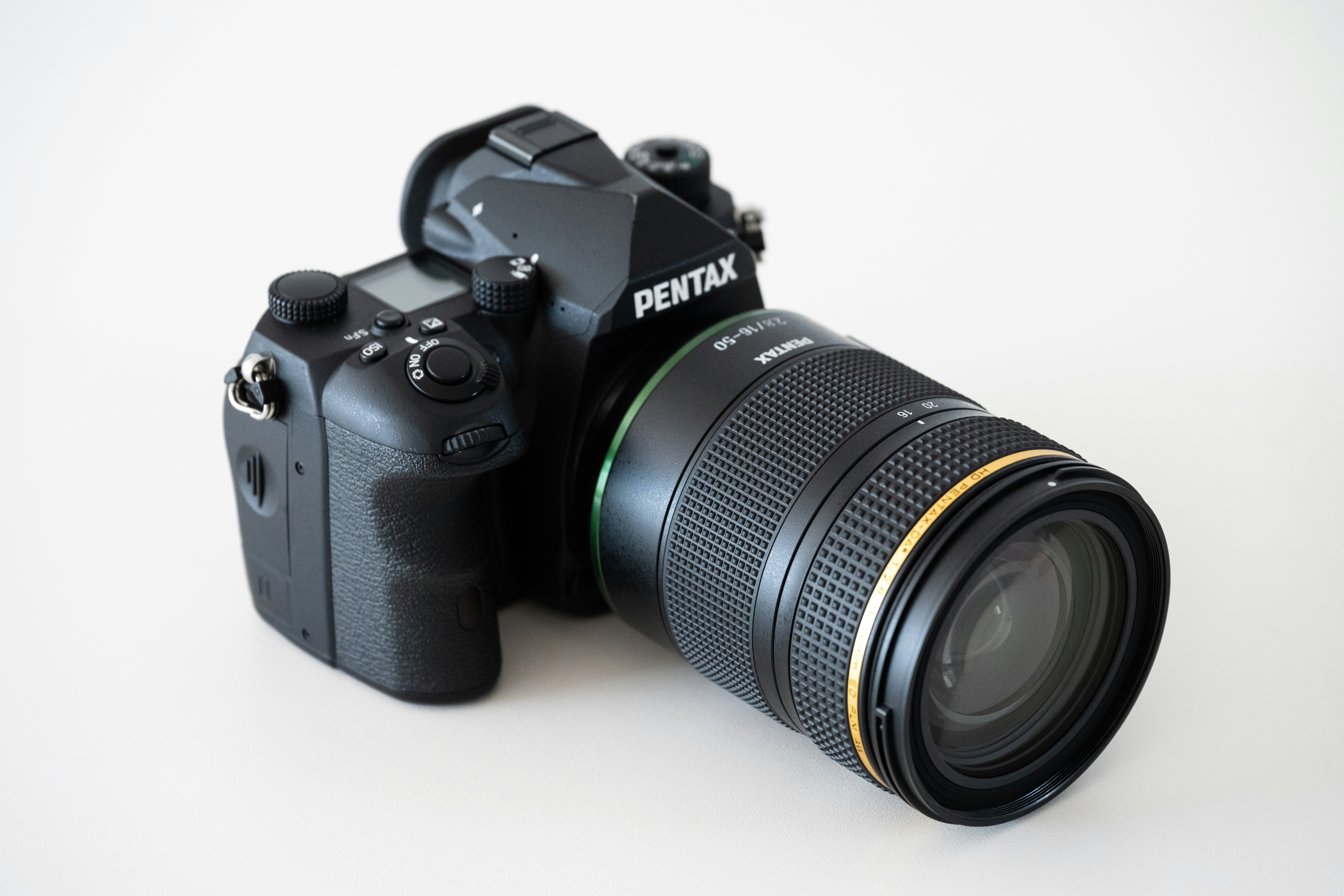 una fotocamera con un obiettivo collegato ad essa