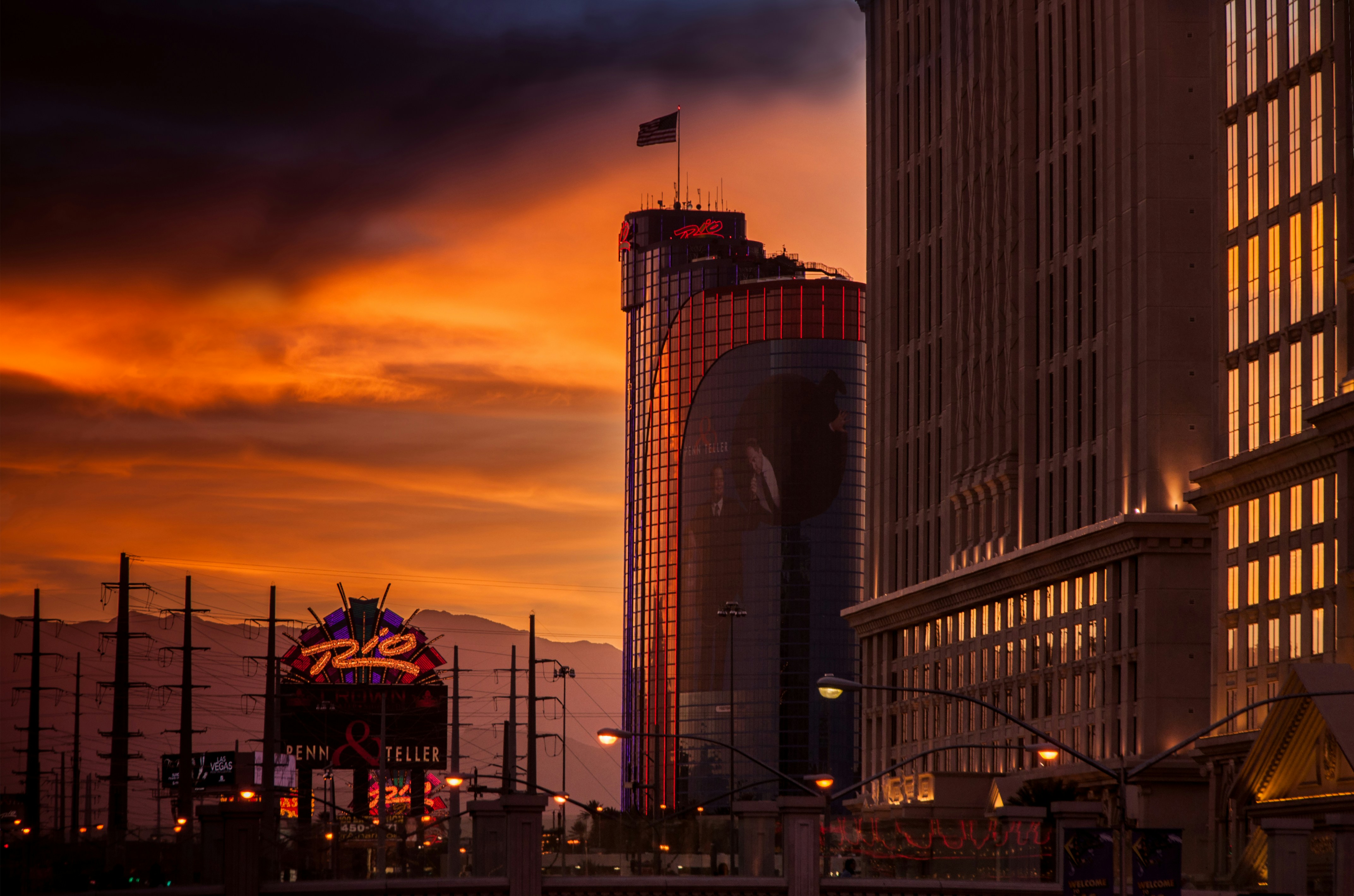 a very tall building sitting in the middle of a city