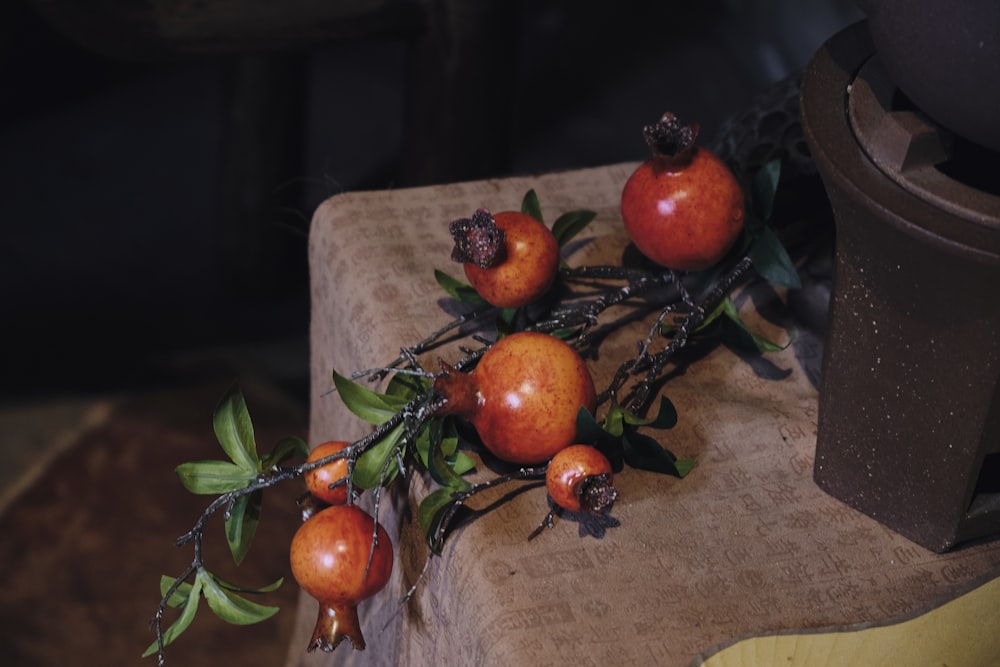 um close up de um cacho de frutas em uma mesa