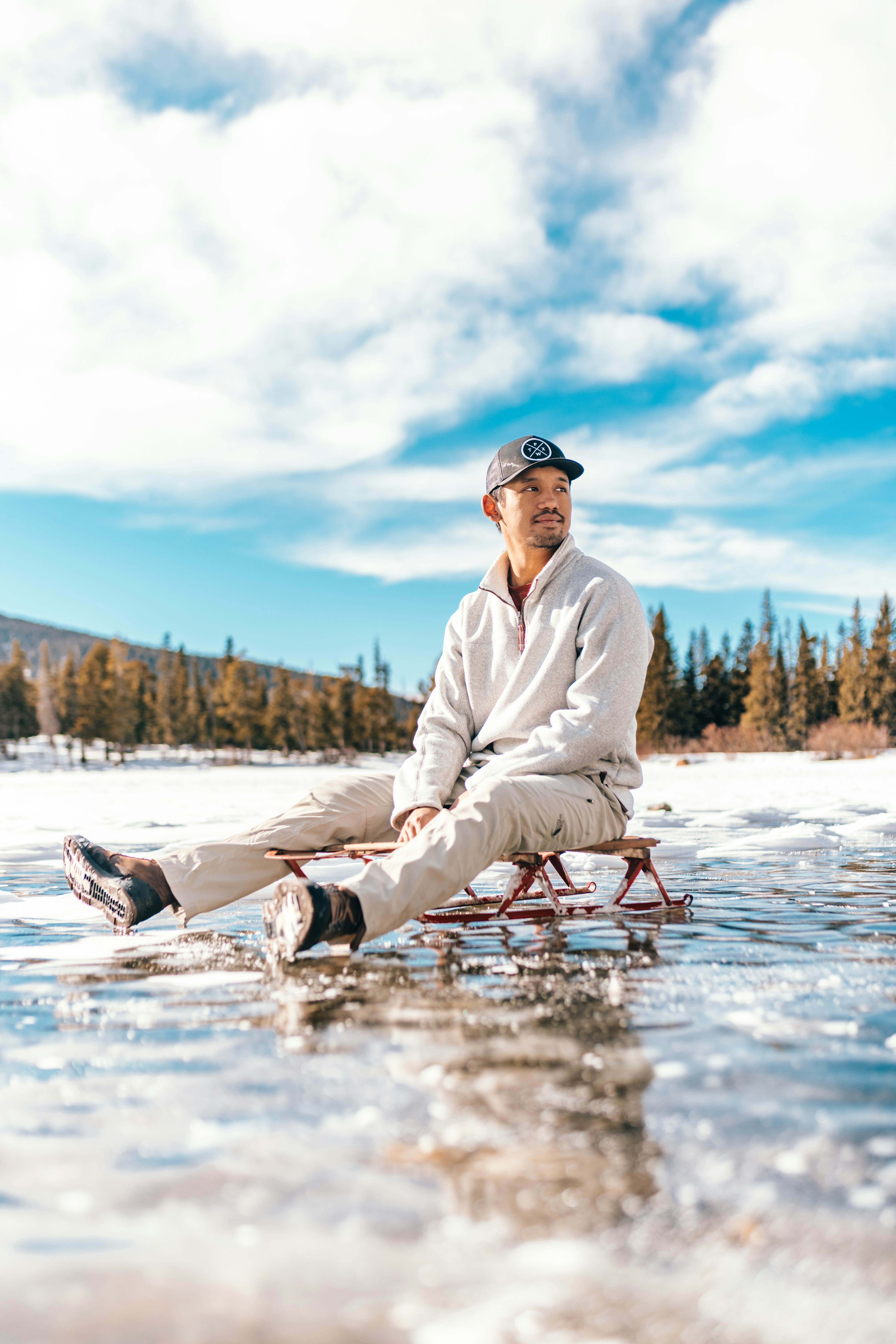 물속에서 썰매에 앉아있는 남자