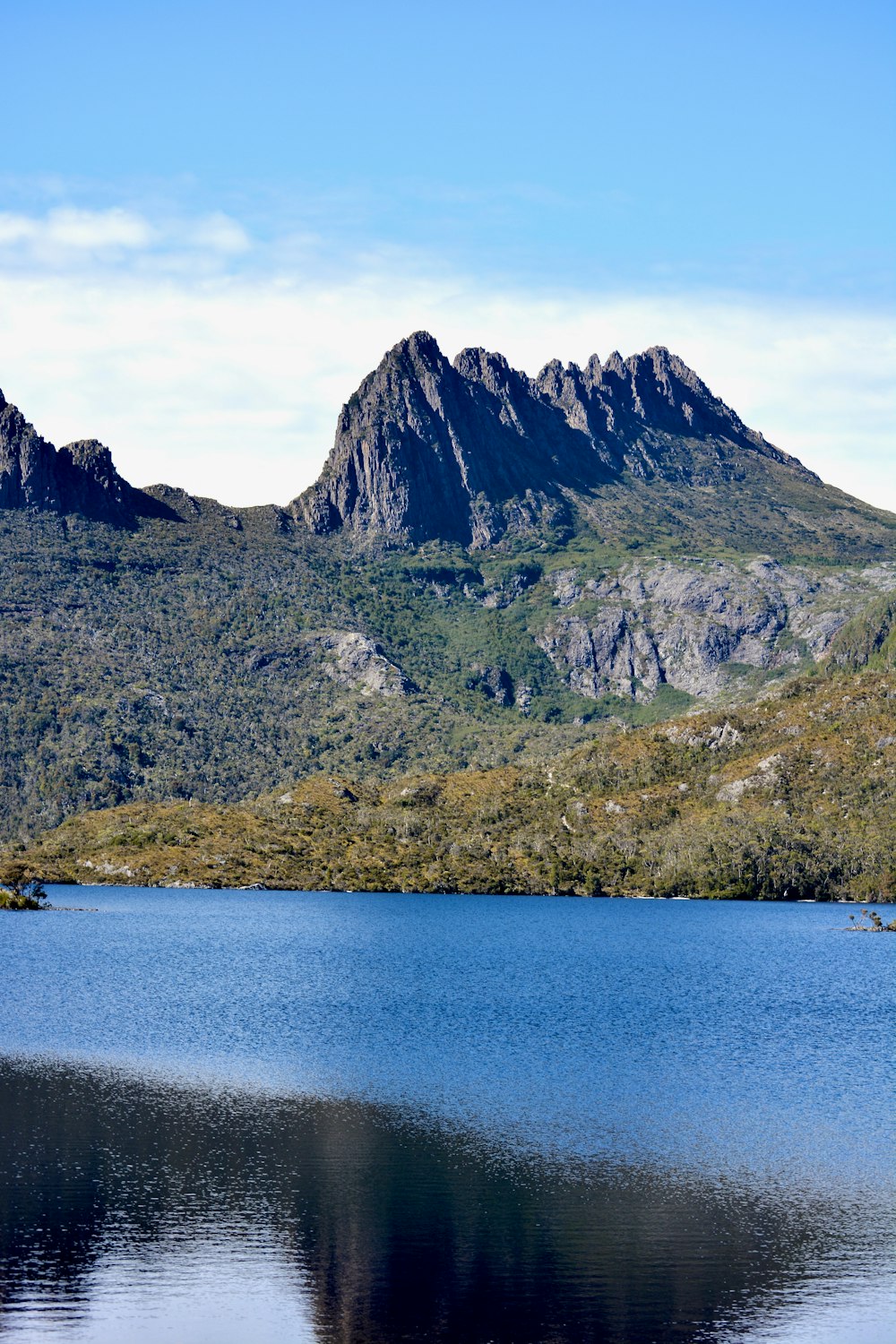 una gran masa de agua rodeada de montañas