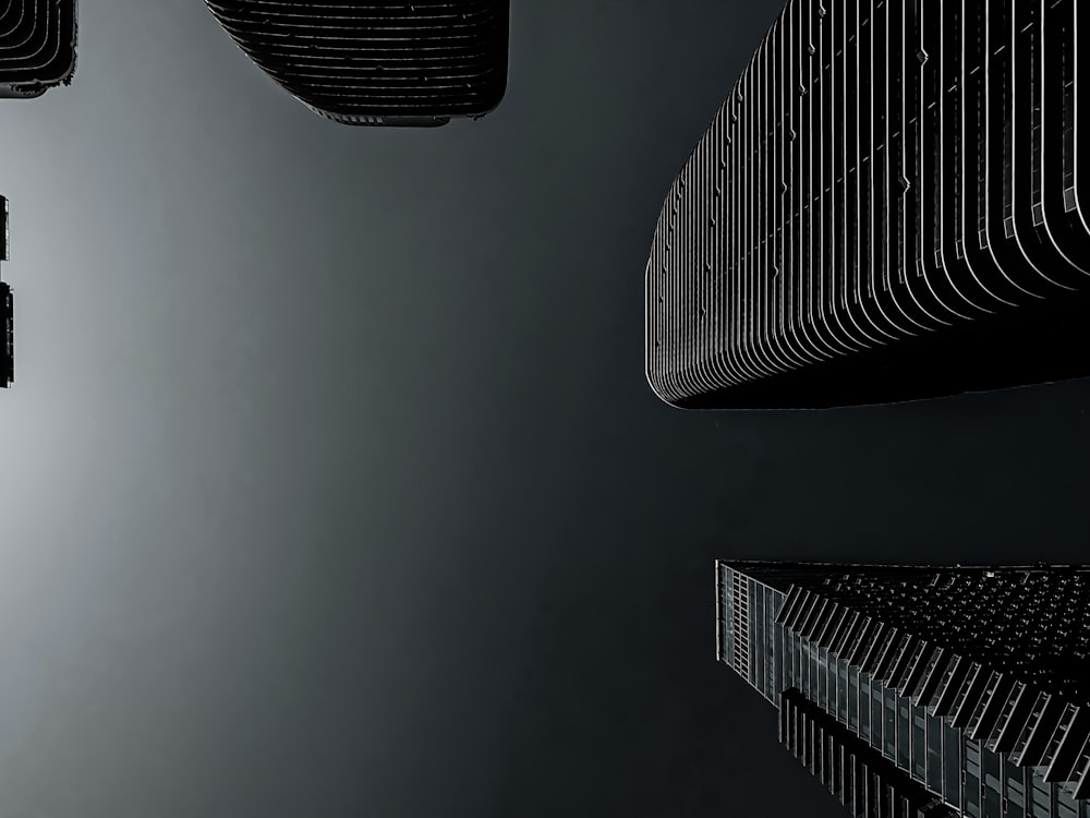 Une photo en noir et blanc d’un groupe de gratte-ciel