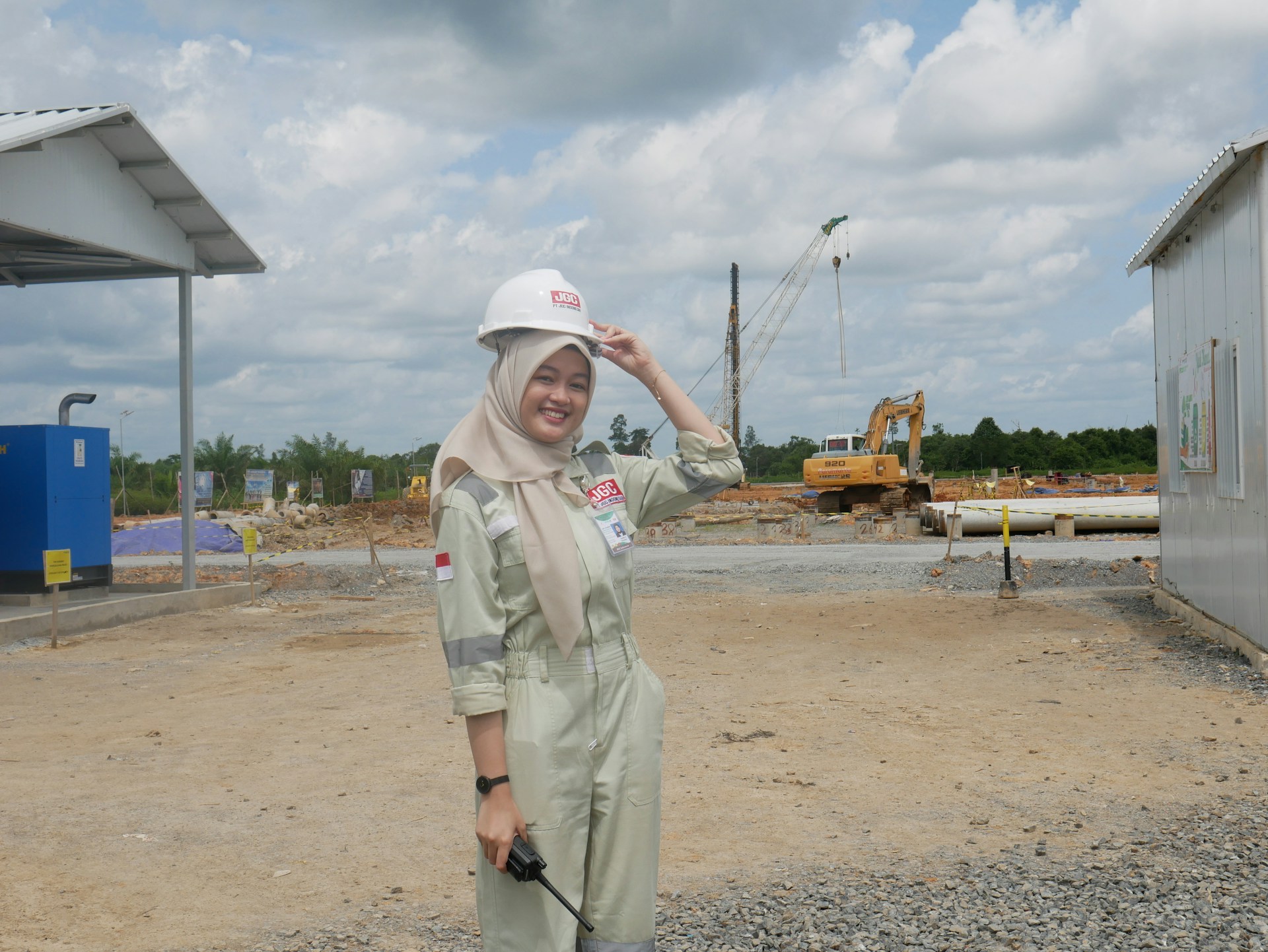 gray computer monitor