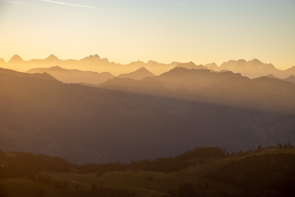 una vista di una catena montuosa al tramonto